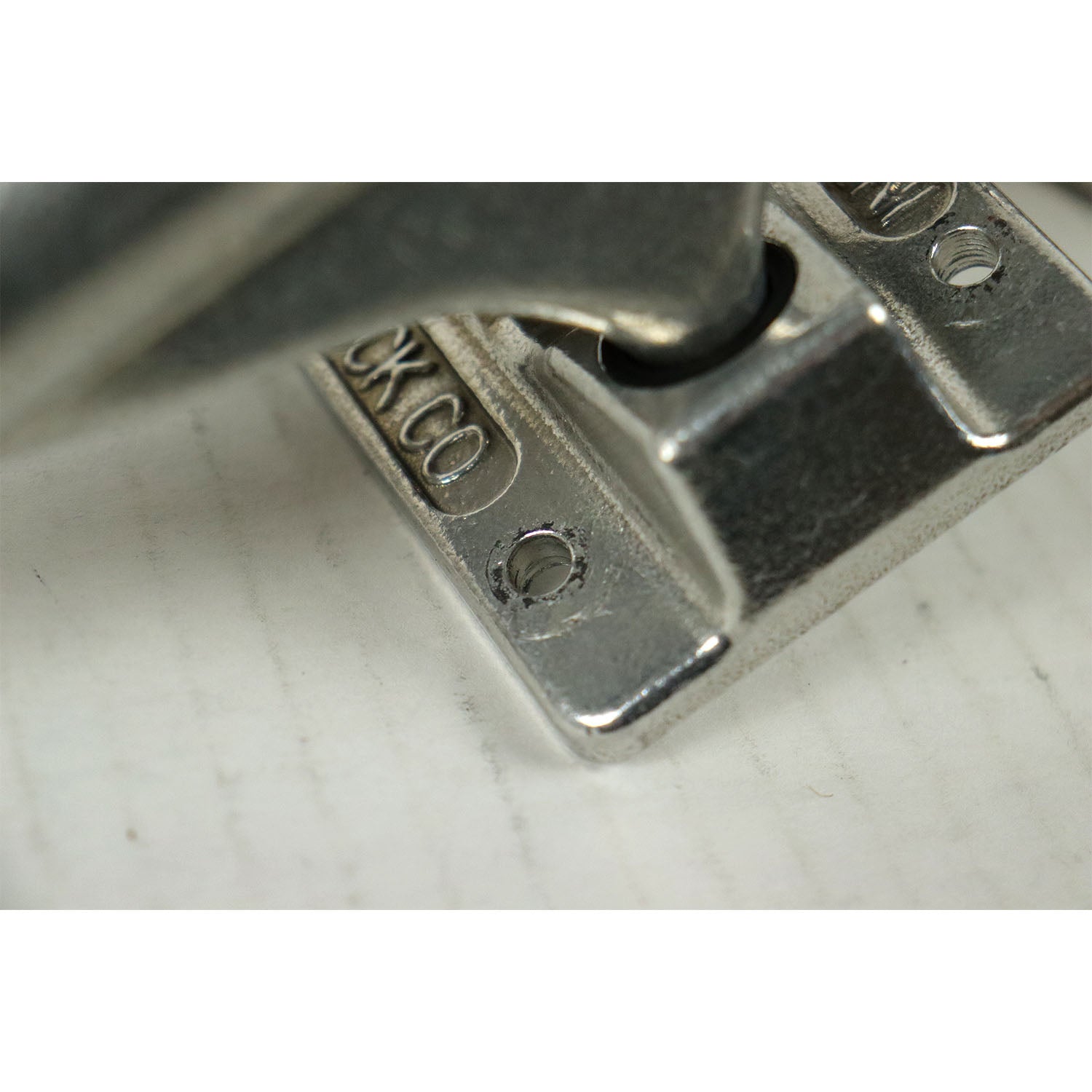 Blem Independent Skateboard Trucks Mids Silver 139 (8.0") - Missing Hardware